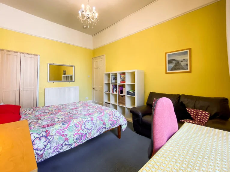 2 Bedroom First Floor Flat on King Street Close to Union Street