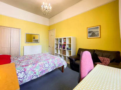 2 Bedroom First Floor Flat on King Street Close to Union Street