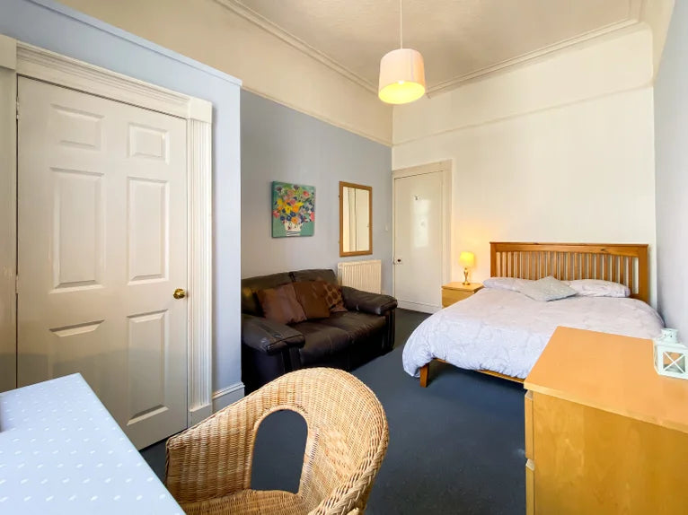 2 Bedroom First Floor Flat on King Street Close to Union Street