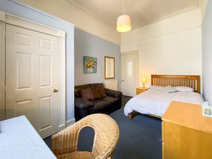 2 Bedroom First Floor Flat on King Street Close to Union Street