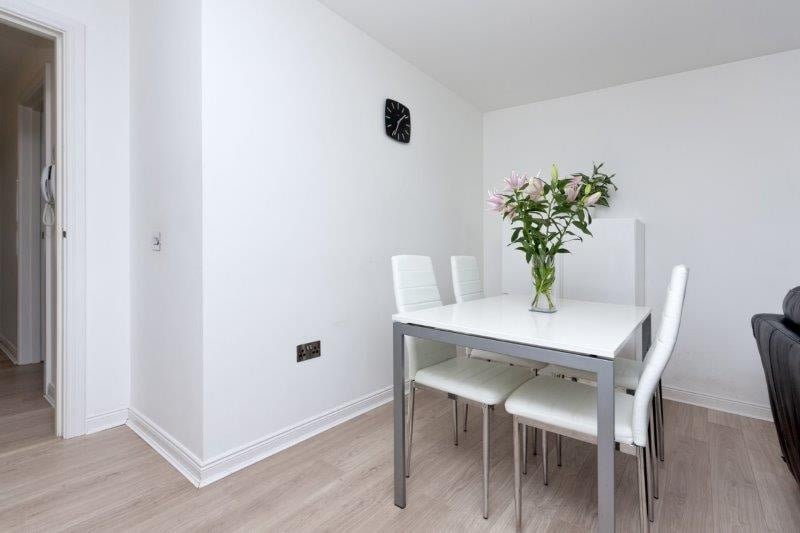 STUNNING 2 Bedroom Flat